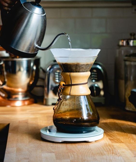 Cách pha cà phê giấy lọc cực kỳ đơn giản bằng bình Chemex