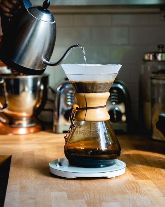 Cách pha cà phê giấy lọc cực kỳ đơn giản bằng bình Chemex